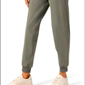 Lululemon on the fly jogger